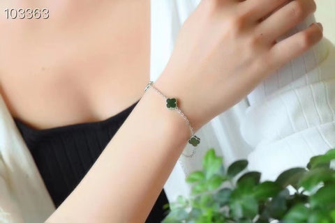 Gelang Semanggi Empat Daun Hotan Jasper 925 Silver Setting Ukuran 9 * 3mm Panjang Total 20cm Sudah termasuk pajak pengiriman.