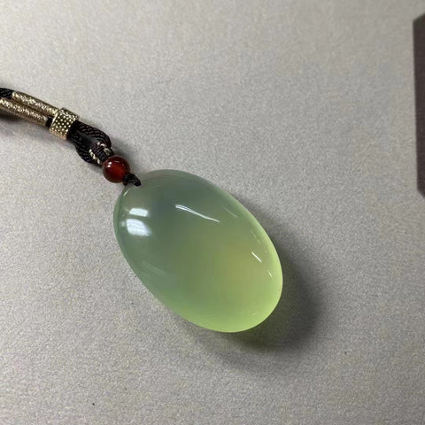 Liontin giok alami, penuh dan bulat, berpendar dan tembus cahaya, ukuran: 28✖️42mm Sudah termasuk ongkos kirim dan pajak.