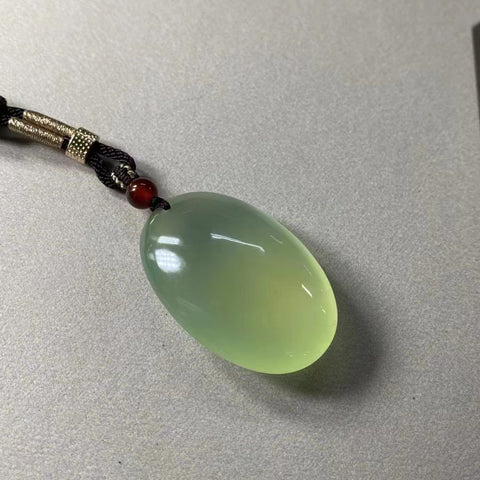 Liontin giok alami, penuh dan bulat, berpendar dan tembus cahaya, ukuran: 28✖️42mm Sudah termasuk ongkos kirim dan pajak.