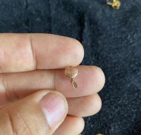 Liontin giok yang indah berpendar dan tembus cahaya. Gesper dan liontin emas padat 23 * 11mm, sudah termasuk pajak pengiriman.