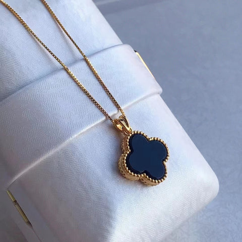 Kalung Onyx Semanggi Hitam Pengaturan Emas 18k Ukuran 15mm Sudah termasuk pajak pengiriman.