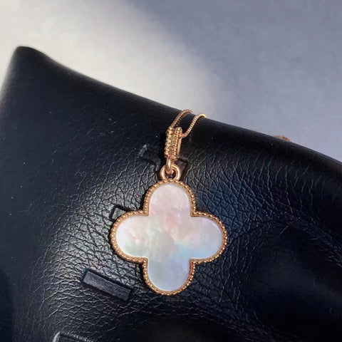 Kalung semanggi empat daun mutiara putih dengan emas 18 karat, ukuran 19 mm. Kalung ini unik dan penuh gaya, dan terlihat bagus untuk Anda.