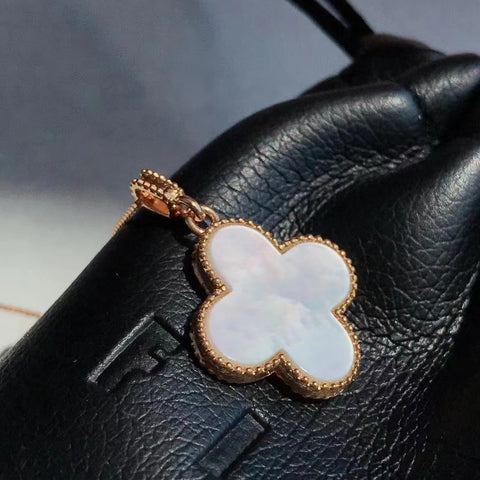 Kalung semanggi empat daun mutiara putih dengan emas 18 karat, ukuran 19 mm. Kalung ini unik dan penuh gaya, dan terlihat bagus untuk Anda.