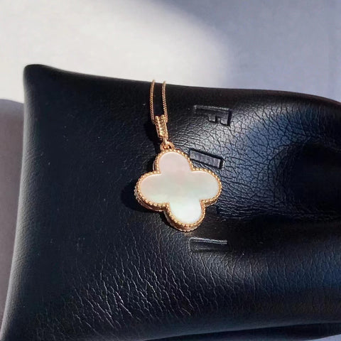 Kalung semanggi empat daun mutiara putih dengan emas 18 karat, ukuran 19 mm. Kalung ini unik dan penuh gaya, dan terlihat bagus untuk Anda.