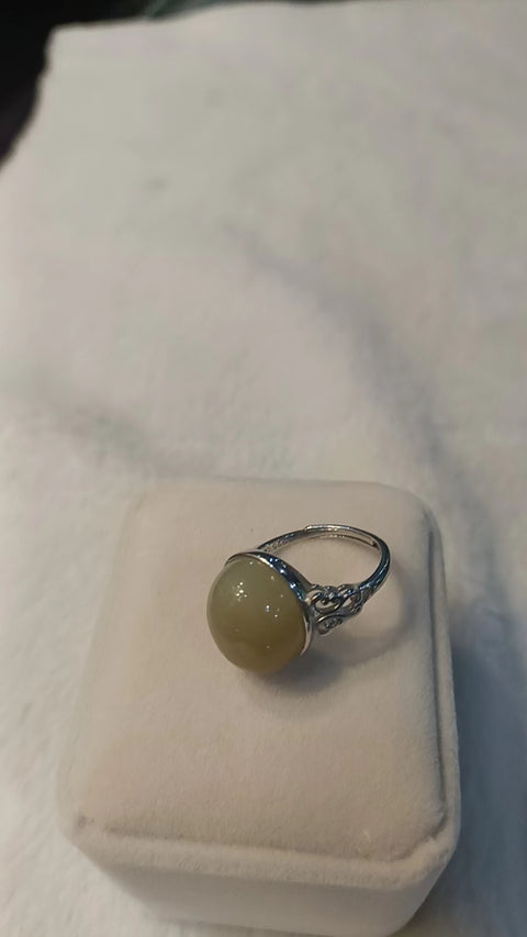 Cincin giok tua berwarna kuning dan putih dengan dudukan perak 925, permukaan telur 15,5 * 13mm, termasuk pajak pengiriman