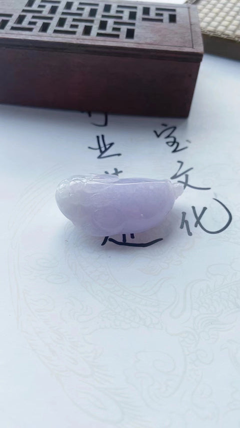 Artefak Pembawa Keberuntungan Jangkrik Emas Jadeite Alami Baru Bahan Lubang Tua Bahan dasar yang halus dan hangat, penuh air, Ukuran 4,2 * 2,5 Termasuk pajak pengiriman.