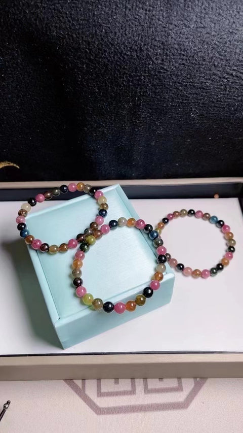Gelang Turmalin, penuh air, halus dan hangat, ukuran 0,6, sudah termasuk ongkos kirim dan pajak.