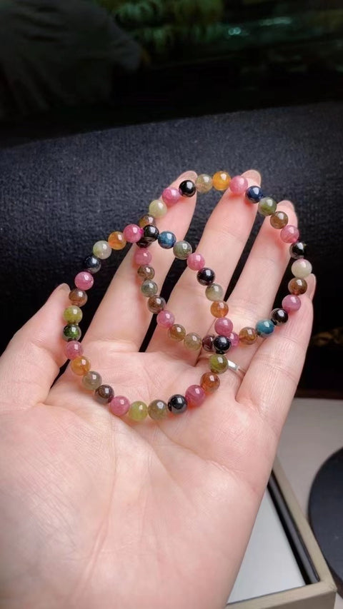 Gelang Turmalin, penuh air, halus dan hangat, ukuran 0,6, sudah termasuk ongkos kirim dan pajak.