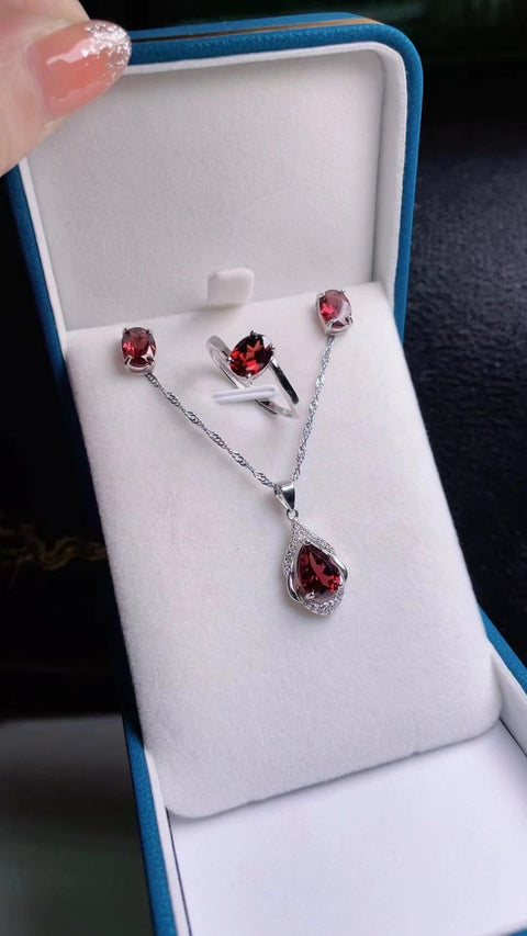 Set Garnet 925 Perak Suasana Sederhana Liontin 1.1 * 0.6 Anting-anting 0.6 * 0.8 Cincin 0.6 * 0.8 Termasuk Pajak Pengiriman
