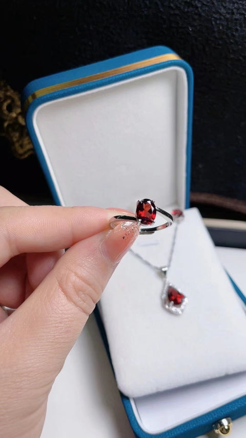 Set Garnet 925 Perak Suasana Sederhana Liontin 1.1 * 0.6 Anting-anting 0.6 * 0.8 Cincin 0.6 * 0.8 Termasuk Pajak Pengiriman