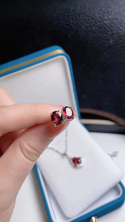 Set Garnet 925 Perak Suasana Sederhana Liontin 1.1 * 0.6 Anting-anting 0.6 * 0.8 Cincin 0.6 * 0.8 Termasuk Pajak Pengiriman