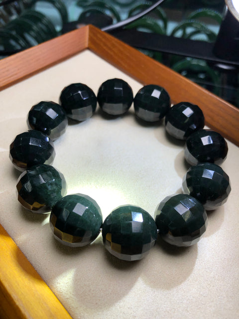 Baru ...... Hetian Jade Green Ink Jade "Strand" memiliki struktur yang solid, tinta kehijauan, dan kualitas batu giok yang kuat. 👍🏻 Ini melambangkan kesuksesan yayasan yang kekal 🌿🌿 Ukuran: 20㎜ Sudah termasuk ongkos kirim dan pajak.