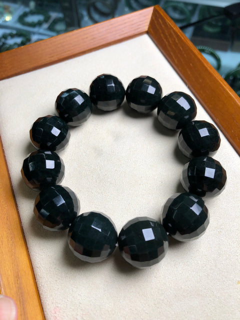 Baru ...... Hetian Jade Green Ink Jade "Strand" memiliki struktur yang solid, tinta kehijauan, dan kualitas batu giok yang kuat. 👍🏻 Ini melambangkan kesuksesan yayasan yang kekal 🌿🌿 Ukuran: 20㎜ Sudah termasuk ongkos kirim dan pajak.
