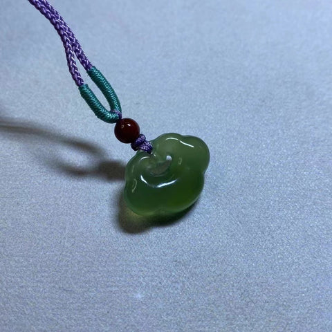 Jade Ruyi: Liontin giok Cui hijau penuh yang indah dengan hati yang halus, ukuran: 22✖️18mm termasuk pajak pengiriman.