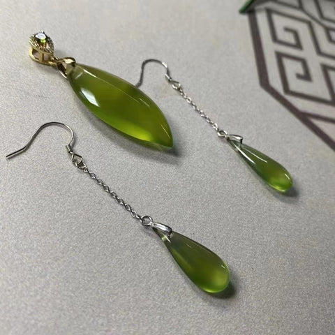 Anting: Cui Jade hijau penuh, berpendar, 925 perak, ukuran: 9✖️21mm Anting saja Ongkos kirim dan pajak sudah termasuk.