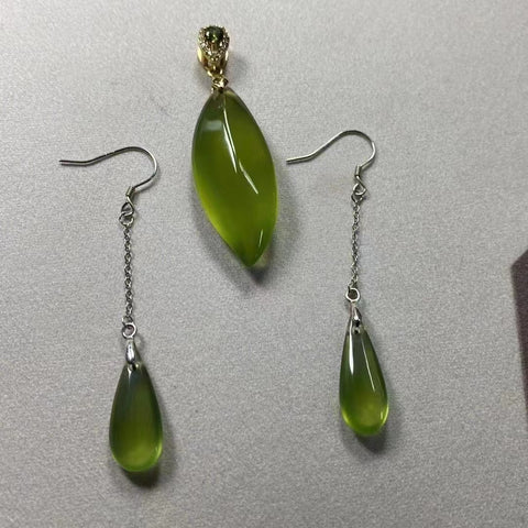 Anting: Cui Jade hijau penuh, berpendar, 925 perak, ukuran: 9✖️21mm Anting saja Ongkos kirim dan pajak sudah termasuk.