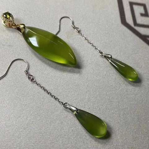 Anting: Cui Jade hijau penuh, berpendar, 925 perak, ukuran: 9✖️21mm Anting saja Ongkos kirim dan pajak sudah termasuk.