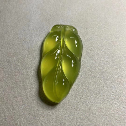 Liontin Giok Alami dengan Kilau Emas Ukuran 50 * 25mm Sudah termasuk ongkos kirim dan pajak.