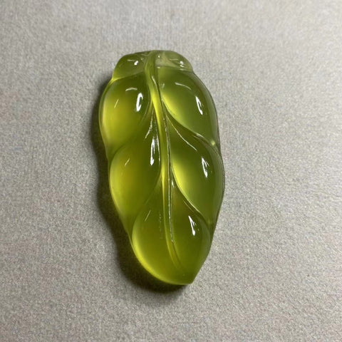 Liontin Giok Alami dengan Kilau Emas Ukuran 50 * 25mm Sudah termasuk ongkos kirim dan pajak.