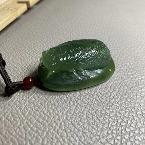 Liontin giok alami yang diukir dengan tangan 45 * 32mm Termasuk ongkos kirim dan pajak.吧