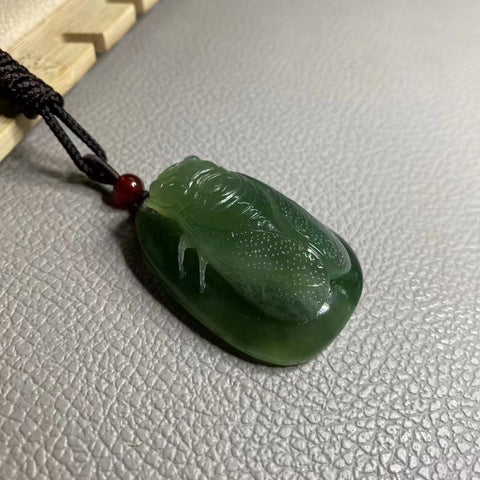 Liontin giok alami yang diukir dengan tangan 45 * 32mm Termasuk ongkos kirim dan pajak.吧