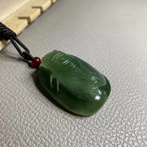 Liontin giok alami yang diukir dengan tangan 45 * 32mm Termasuk ongkos kirim dan pajak.吧