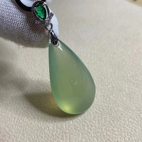 Liontin Giok Alami Ukuran 40 * 21mm Sudah termasuk pajak pengiriman.