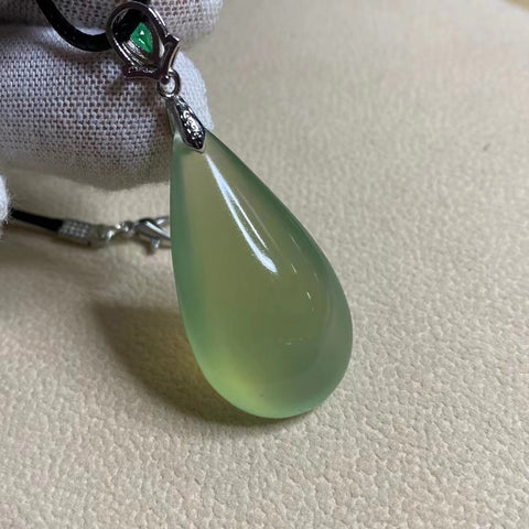 Liontin Giok Alami Ukuran 40 * 21mm Sudah termasuk pajak pengiriman.