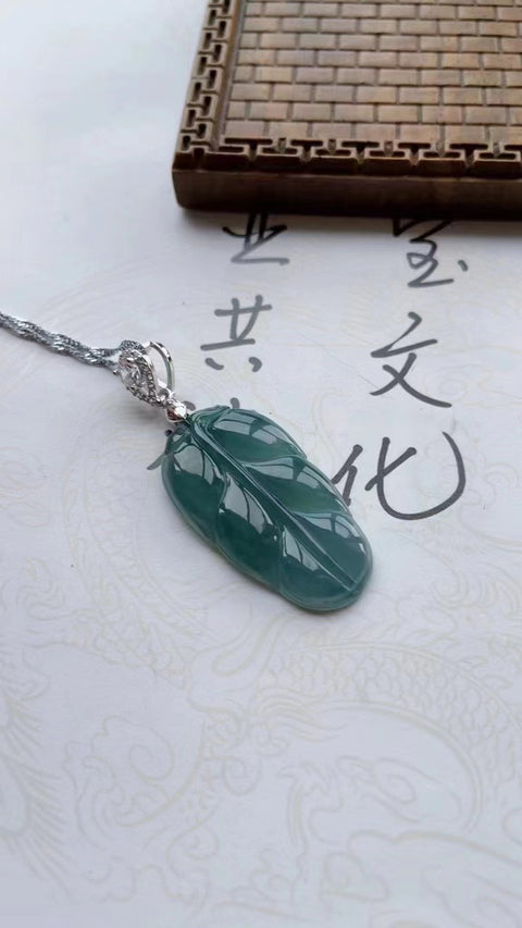 Daun Jadeite Alami Daun Giok Cabang Emas Bahan daun giok halus dan hangat, bahan air biru yang indah, indah untuk dipakai Ukuran 3.4 * 1.9 Sudah termasuk pajak pengiriman