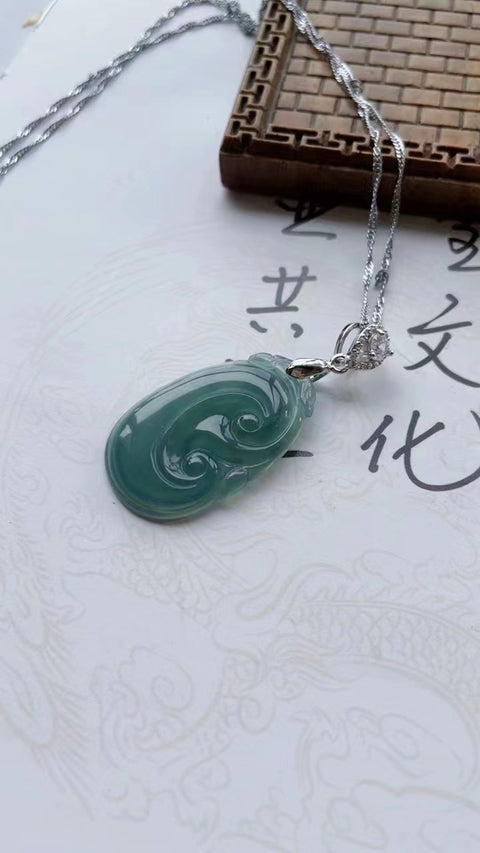Jadeite Ruyi Alami Try Ruyi Bahannya halus dan hangat Bahan air biru yang indah Ukuran 3.3 * 2.1 Sudah termasuk pajak pengiriman