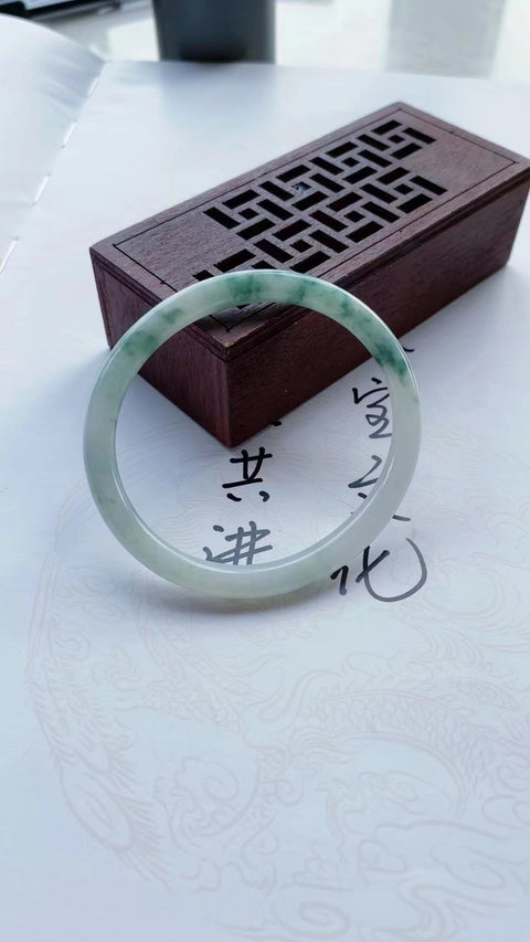 Gelang Jadeite Guifei Alami Bahan lubang tua Alamat anggrek indah yang halus dan hangat Cocok untuk 54 lingkaran memakai perlengkapan yang secara alami terjadi pola acak Termasuk pajak pengiriman