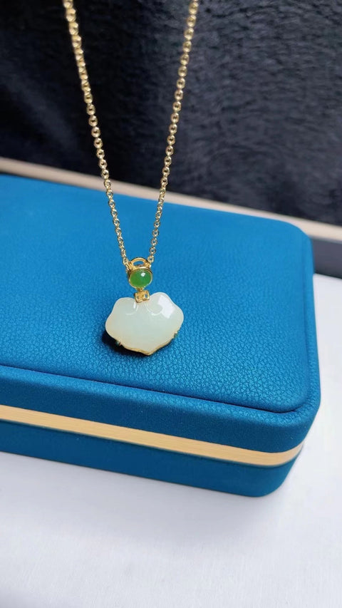 Hetian White Jade Ruyi, halus dan halus, penuh air, bahan halus, ukuran 1.3 * 1.1, termasuk ongkos kirim dan pajak.