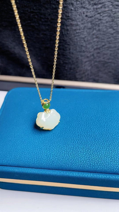 Hetian White Jade Ruyi, halus dan halus, penuh air, bahan halus, ukuran 1.3 * 1.1, termasuk ongkos kirim dan pajak.