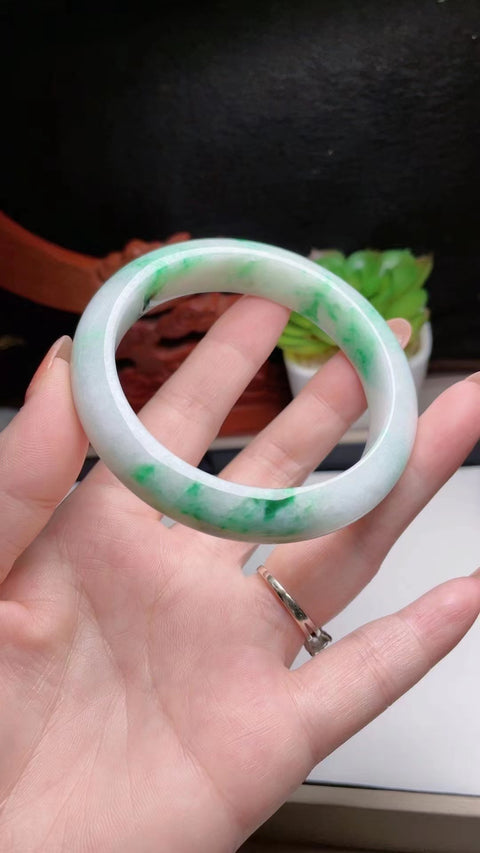Gelang Hijau Pedas Giok Alami Bahan Pit Tua Bahan Hijau Positif Hijau Setengah Gunung Setengah Air Di tangan sangat indah Cocok untuk 58 lingkaran memakai Giok yang muncul secara alami Pola acak Termasuk ongkos kirim dan pajak