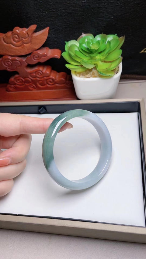 Gelang Semi-Oil Jadeite Alami Bahan Old Pit halus dan hangat, penggunaan warna yang menyenangkan sangat indah dan indah untuk dipakai Cocok untuk 58 cincin Giok yang secara alami memiliki pola acak Termasuk ongkos kirim dan pajak