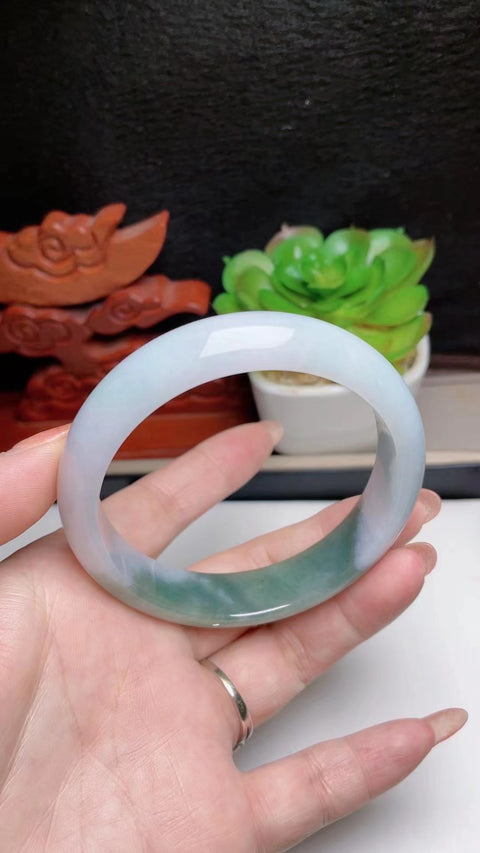 Gelang Semi-Oil Jadeite Alami Bahan Old Pit halus dan hangat, penggunaan warna yang menyenangkan sangat indah dan indah untuk dipakai Cocok untuk 58 cincin Giok yang secara alami memiliki pola acak Termasuk ongkos kirim dan pajak