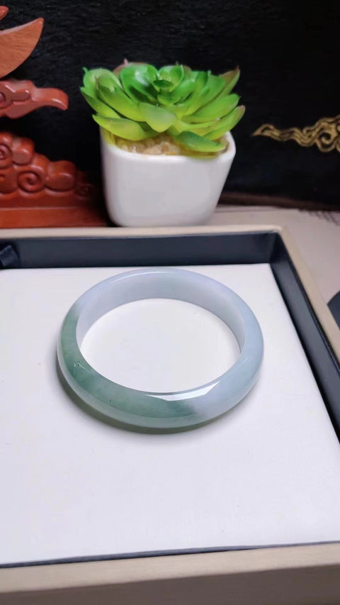 Gelang Semi-Oil Jadeite Alami Bahan Old Pit halus dan hangat, penggunaan warna yang menyenangkan sangat indah dan indah untuk dipakai Cocok untuk 58 cincin Giok yang secara alami memiliki pola acak Termasuk ongkos kirim dan pajak