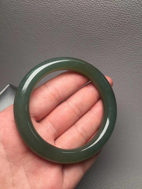 Gelang Hijau Danau Giok Hetian Tersedia diameter 55,5mm dan 58,6 mm Giok ini halus dan hangat dengan warna yang lembut Giok ini terbentuk secara alami Pola ini acak Termasuk ongkos kirim dan pajak