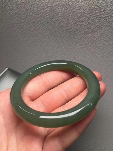 Gelang Hijau Danau Giok Hetian Tersedia diameter 55,5mm dan 58,6 mm Giok ini halus dan hangat dengan warna yang lembut Giok ini terbentuk secara alami Pola ini acak Termasuk ongkos kirim dan pajak