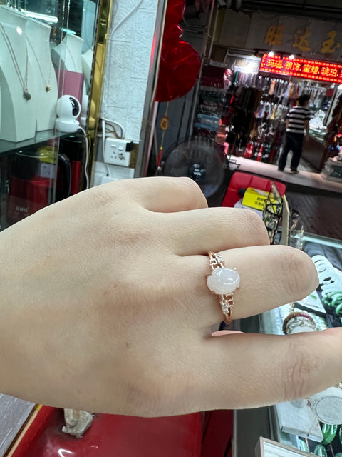 Cincin Giok Hetian 925 Pengaturan Perak Gayanya halus dan elegan, dan pemakainya dapat menikmati efek yang indah.