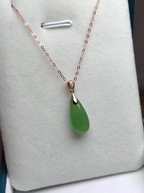 Hotan Jade Jasper Liontin Pengaturan Emas 18k Giok halus dan hangat dengan warna yang tajam Ukuran 16 * 8 * 5mm Pengiriman dan pajak sudah termasuk.