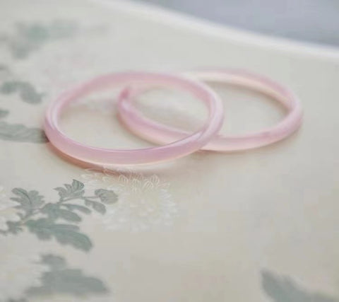 Gelang Es Kalsedon Alami Ice Pink Cocok untuk ukuran cincin 56-62 mm Giok adalah batu giok yang terbentuk secara alami Pola acak Termasuk ongkos kirim dan pajak