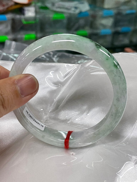 Gelang Jadeite Alami Batu giok itu halus dan hangat Gaya bermartabat dan murah hati Kenakan dengan indah Ukuran 60mm Batu giok terjadi secara alami Pola acak Termasuk ongkos kirim dan pajak
