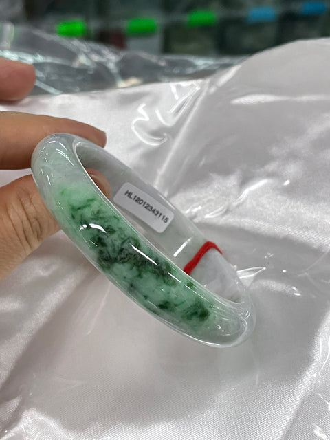 Gelang Jadeite Alami Batu giok itu halus dan hangat Gaya bermartabat dan murah hati Kenakan dengan indah Ukuran 60mm Batu giok terjadi secara alami Pola acak Termasuk ongkos kirim dan pajak