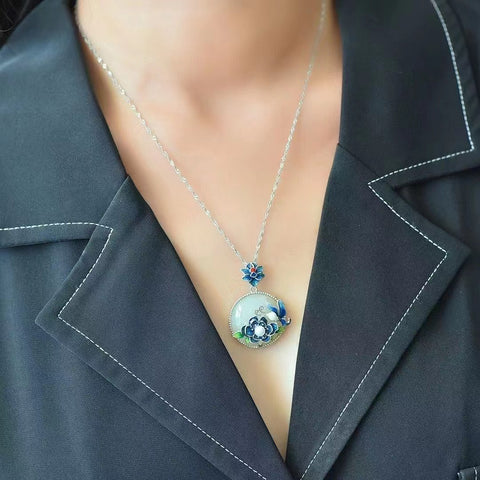 Hotan Jade Enamel Bunga Kupu-Kupu Liontin Giok bersih, halus dan hangat Ukuran 22mm Termasuk Pajak Pengiriman
