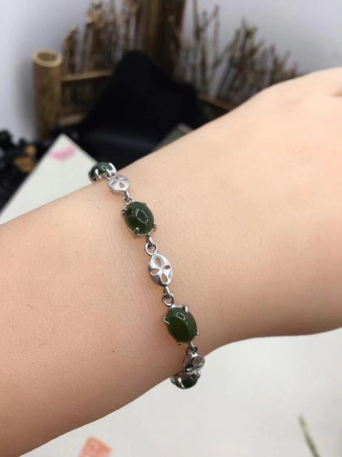 Gelang Hotan Jasper alami yang terbuat dari perak sterling 925. Ditata dengan indah, bahan tua berwarna gelap, ukuran batu giok sekitar 8 * 6mm * 5 pcs, panjang sekitar 19cm, dengan jepitan yang dapat disesuaikan.