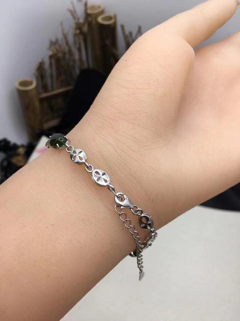 Gelang Hotan Jasper alami yang terbuat dari perak sterling 925. Ditata dengan indah, bahan tua berwarna gelap, ukuran batu giok sekitar 8 * 6mm * 5 pcs, panjang sekitar 19cm, dengan jepitan yang dapat disesuaikan.