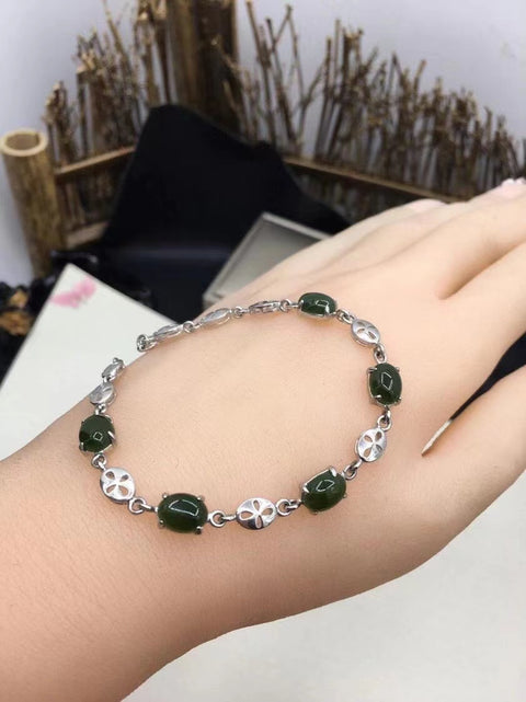 Gelang Hotan Jasper alami yang terbuat dari perak sterling 925. Ditata dengan indah, bahan tua berwarna gelap, ukuran batu giok sekitar 8 * 6mm * 5 pcs, panjang sekitar 19cm, dengan jepitan yang dapat disesuaikan.