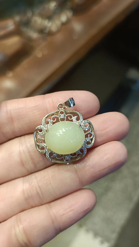 Liontin giok kuning dan putih tua, terbuat dari perak 925, permukaan telur 14 * 16mm Sudah termasuk pajak pengiriman