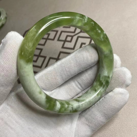 Gelang yang dibuat dengan indah dari batu giok Cui alami, dengan penutup titanium biru, kalibernya cocok untuk 57-59 lingkaran, lebar ujungnya 11,3 mm, batu giok terjadi secara alami dan polanya acak Sudah termasuk pajak pengiriman